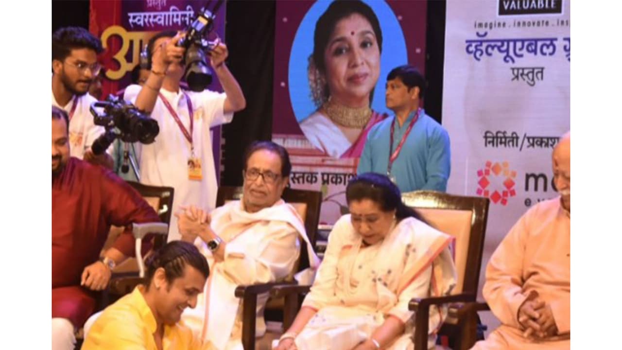 Sonu Nigam remembers legendary singer Asha Bhosle (Image source: Sonu Nigam's Instagram) Sonu Nigam remembers legendary singer Asha Bhosle (Image source: Sonu Nigam's Instagram)