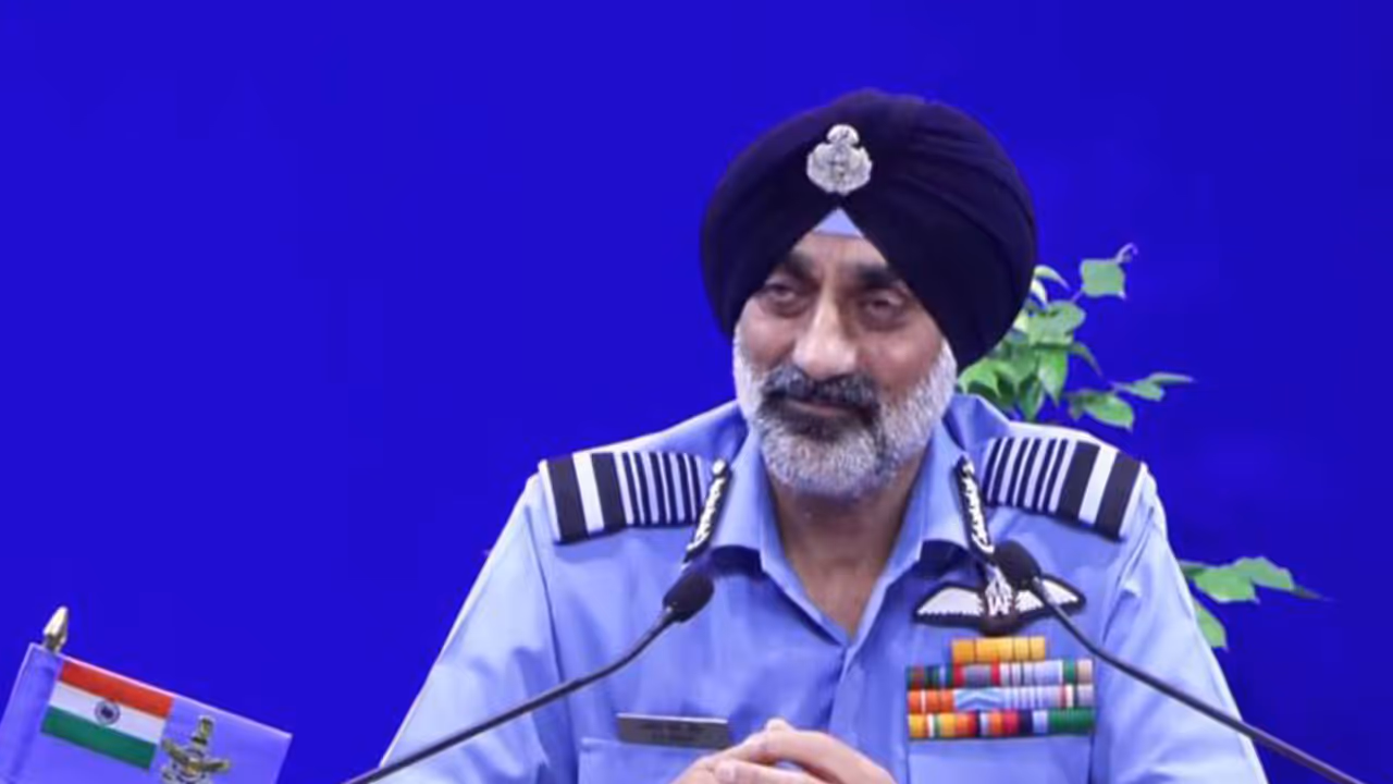 Indian Air Force Chief Air Chief Marshal AP Singh on Saturday praised Flydubai Captain Smit Machchhar for his exceptional bravery (Photo/ ANI) Indian Air Force Chief Air Chief Marshal AP Singh on Saturday praised Flydubai Captain Smit Machchhar for his exceptional bravery (Photo/ ANI)