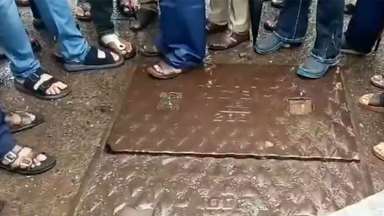 A view of the manhole in Sakinaka where a pedestrian accidentally fell (Photo/ANI) A view of the manhole in Sakinaka where a pedestrian accidentally fell (Photo/ANI)