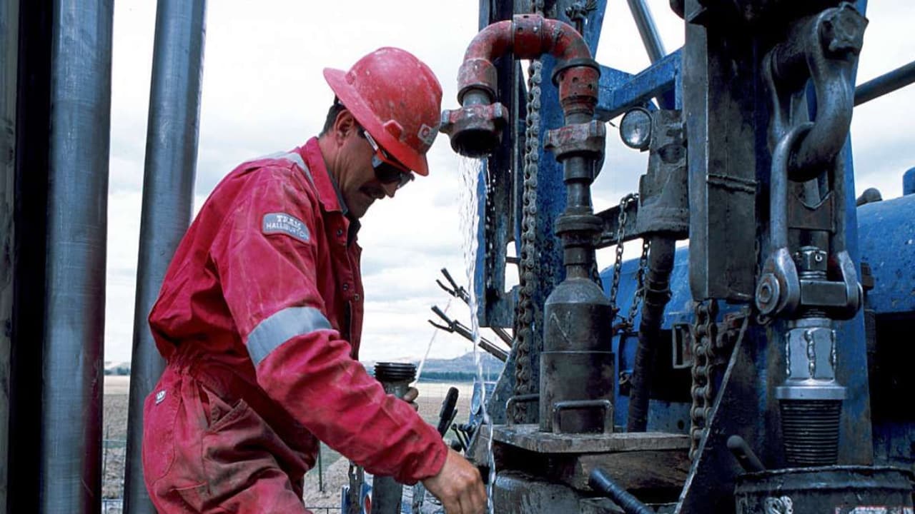 Halliburton Stock Slips After Q4 Revenue Miss, Retail Sentiment Dampens Halliburton Stock Slips After Q4 Revenue Miss, Retail Sentiment Dampens