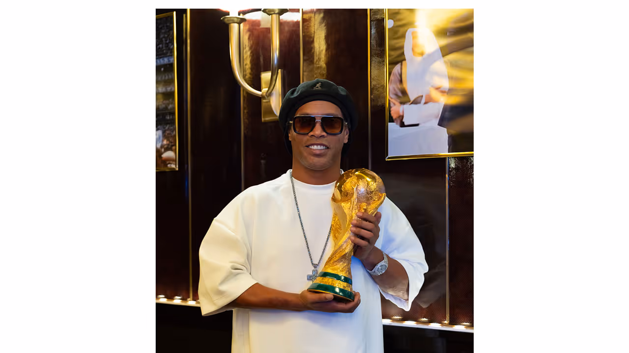 Ronaldinho poses with the FIFA World Cup trophy (Photo: X/@10Ronaldinho) Ronaldinho poses with the FIFA World Cup trophy (Photo: X/@10Ronaldinho)