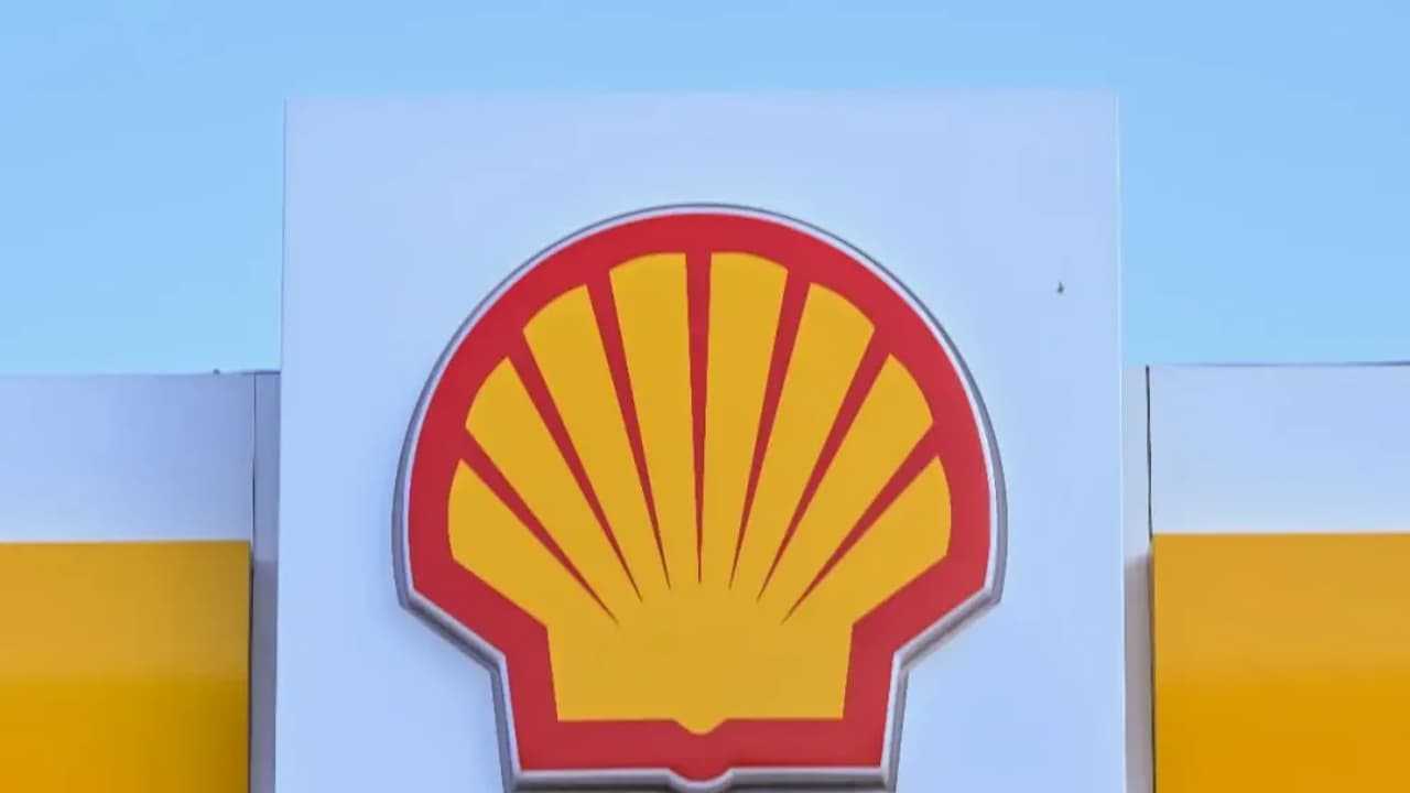 Shell Stock Dips On Report Of $1.1B Short Position By Elliott Investment Management — Retail Sentiment Sours Shell Stock Dips On Report Of $1.1B Short Position By Elliott Investment Management — Retail Sentiment Sours