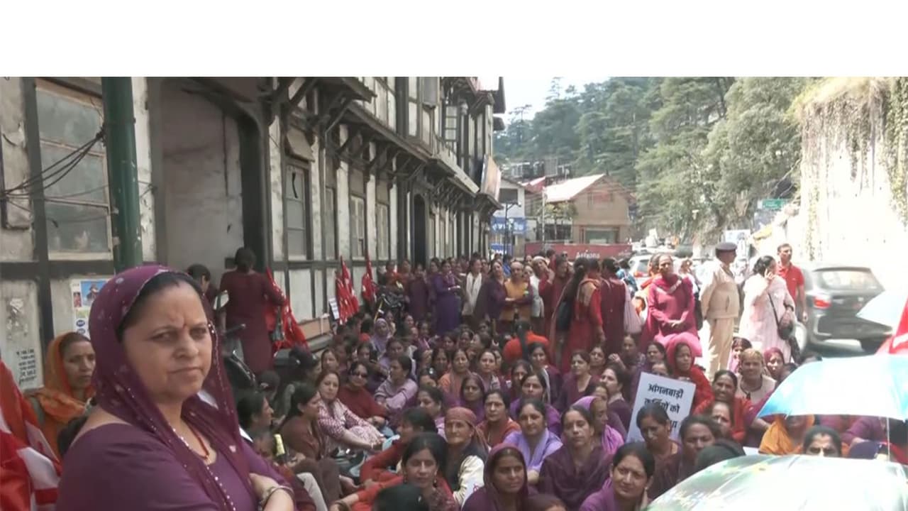 Aganwadi workers gherao Himachal Secretariat (Photo/ANI) Aganwadi workers gherao Himachal Secretariat (Photo/ANI)