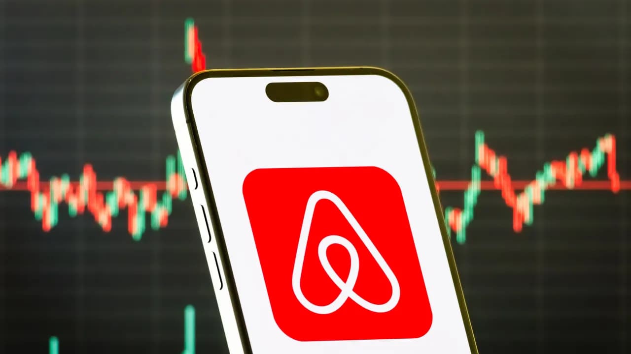 https://stocktwits.com/news articles/markets/equity/airbnb stock falls after hours on soft outlook retail cheers strong q2 travel rebound commentary/chrlYiRRd5M