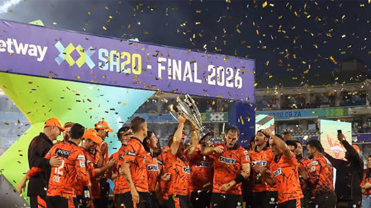 Sunrisers Eastern Cape team with SA20 trophy. (Photo: SA20) Sunrisers Eastern Cape team with SA20 trophy. (Photo: SA20)