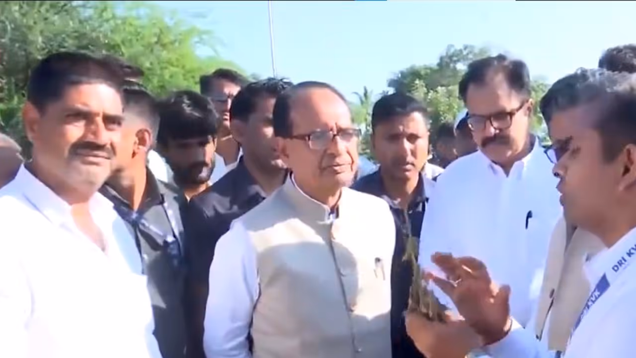 Union Minister Shivraj Singh Chouhan visits flood affected farmlands in Maharashtra (Photo/ANI) Union Minister Shivraj Singh Chouhan visits flood affected farmlands in Maharashtra (Photo/ANI)