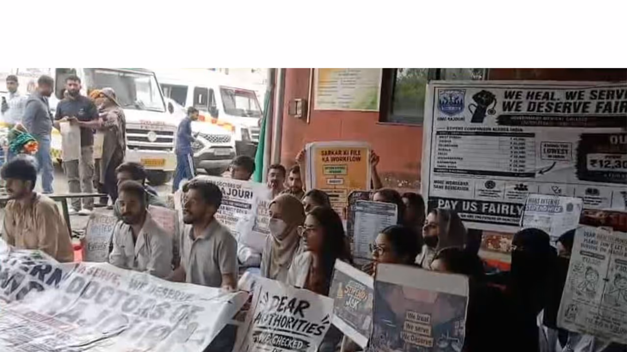 Doctors staging a protest demanding hike in their stipend in Jammu and Kashmir.(Photo/ANI) Doctors staging a protest demanding hike in their stipend in Jammu and Kashmir.(Photo/ANI)