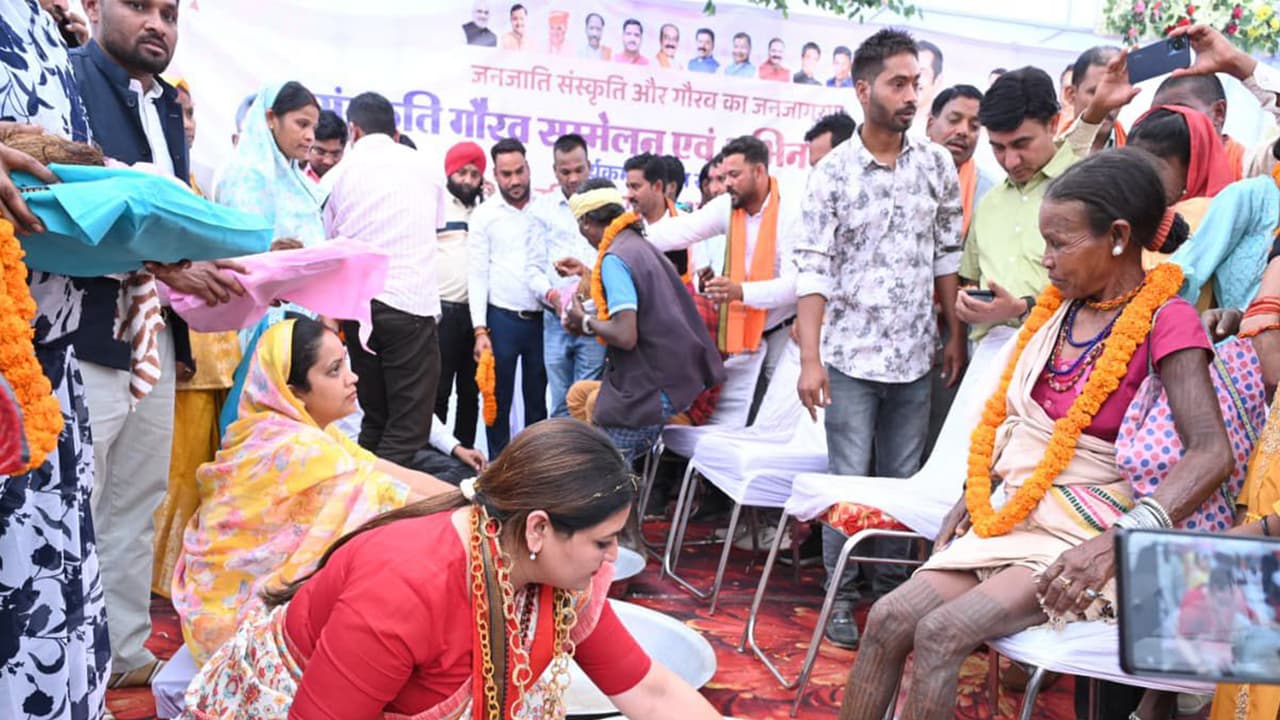 MLA Bhawna Bohra felicitates 66 tribal members on their homecoming (Photo/ANI) MLA Bhawna Bohra felicitates 66 tribal members on their homecoming (Photo/ANI)