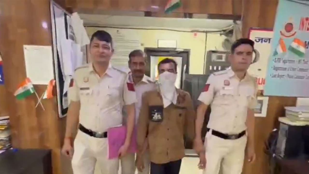 Delhi Police with accused (Photo/Delhi Police) Delhi Police with accused (Photo/Delhi Police)