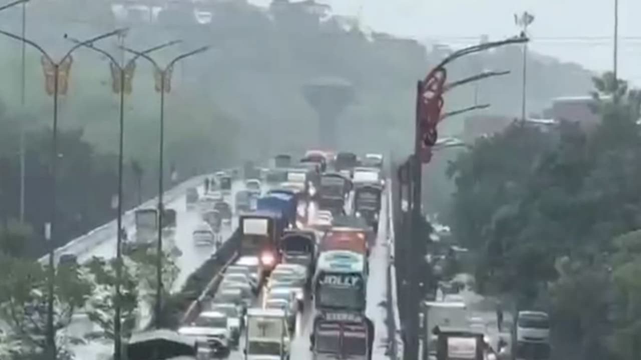 Heavy Rain paralyses Traffic in Navi Mumbai (Photo/ANI) Heavy Rain paralyses Traffic in Navi Mumbai (Photo/ANI)