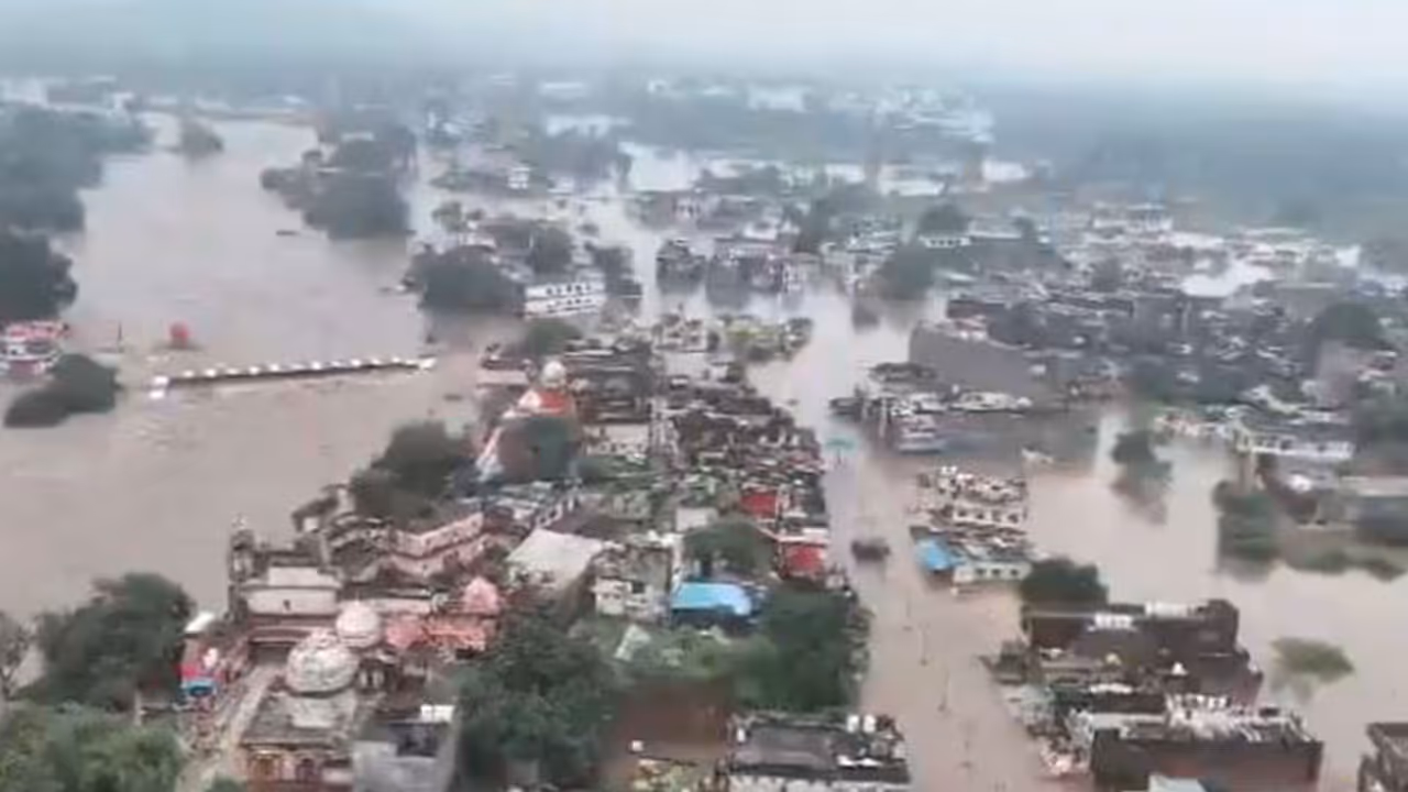 An aerial view captured by a drone camera shows the rising water levels of the Mandakini River at Ram Ghat. (Photo/@chitrakootpol) An aerial view captured by a drone camera shows the rising water levels of the Mandakini River at Ram Ghat. (Photo/@chitrakootpol)