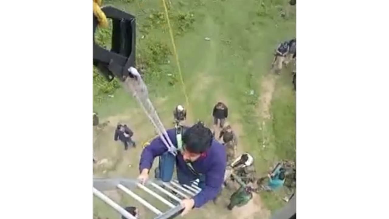 Gulmarg's gondola service halted due to technical snag, rescue op underway (Photo/Fire Service) Gulmarg's gondola service halted due to technical snag, rescue op underway (Photo/Fire Service)