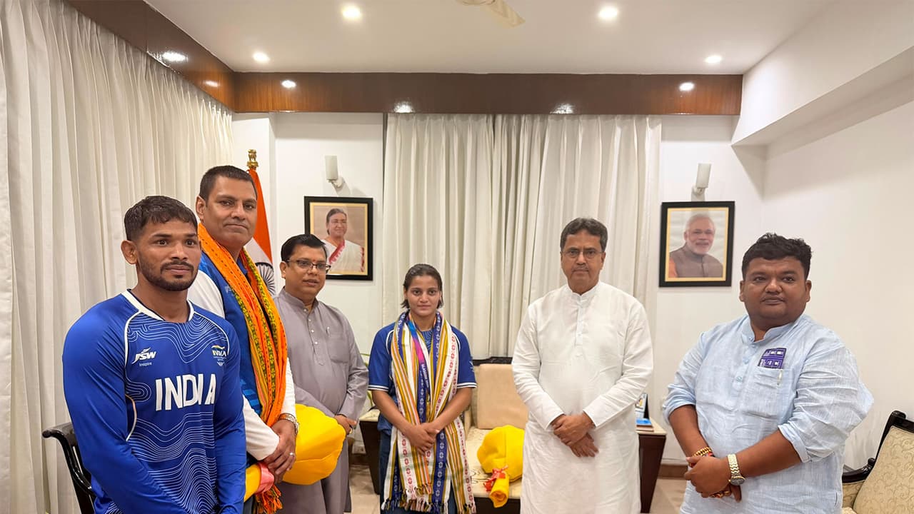 Tripura CM Manik Saha felicitated Asmita Dey. (Photo/Tripura CMO) Tripura CM Manik Saha felicitated Asmita Dey. (Photo/Tripura CMO)
