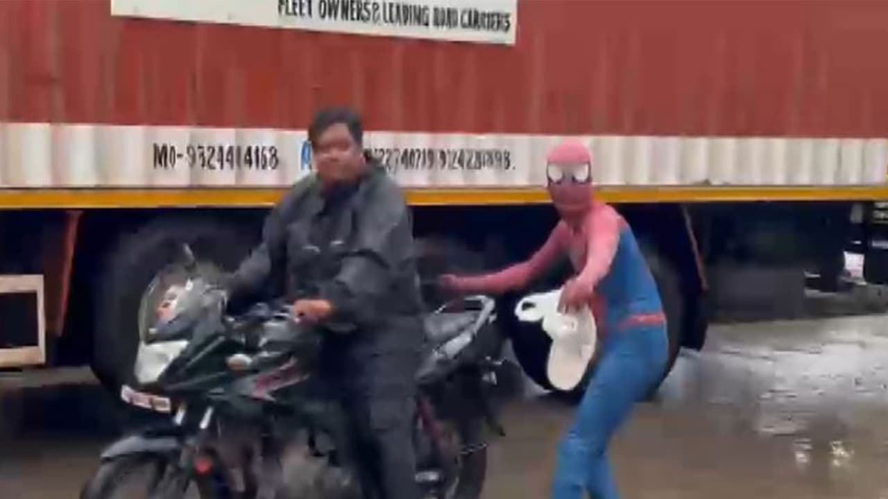 Youth dressed as 'Spider man' in Bhiwandi (Photo/ANI) Youth dressed as 'Spider man' in Bhiwandi (Photo/ANI)