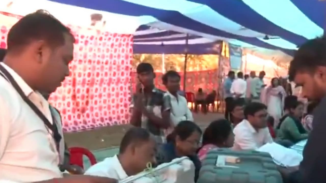 Presiding officers handing over EVMs to polling agents at a polling station in Patna (Photo/ANI) Presiding officers handing over EVMs to polling agents at a polling station in Patna (Photo/ANI)
