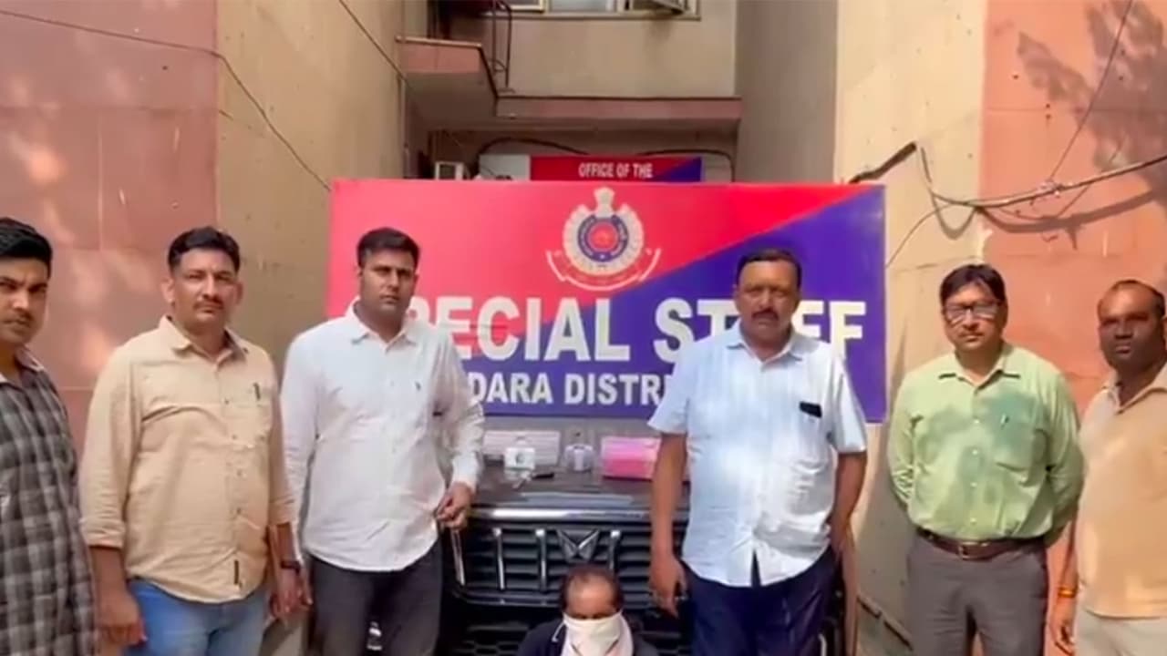 Delhi Police with the accused (Photo/Delhi Police) Delhi Police with the accused (Photo/Delhi Police)