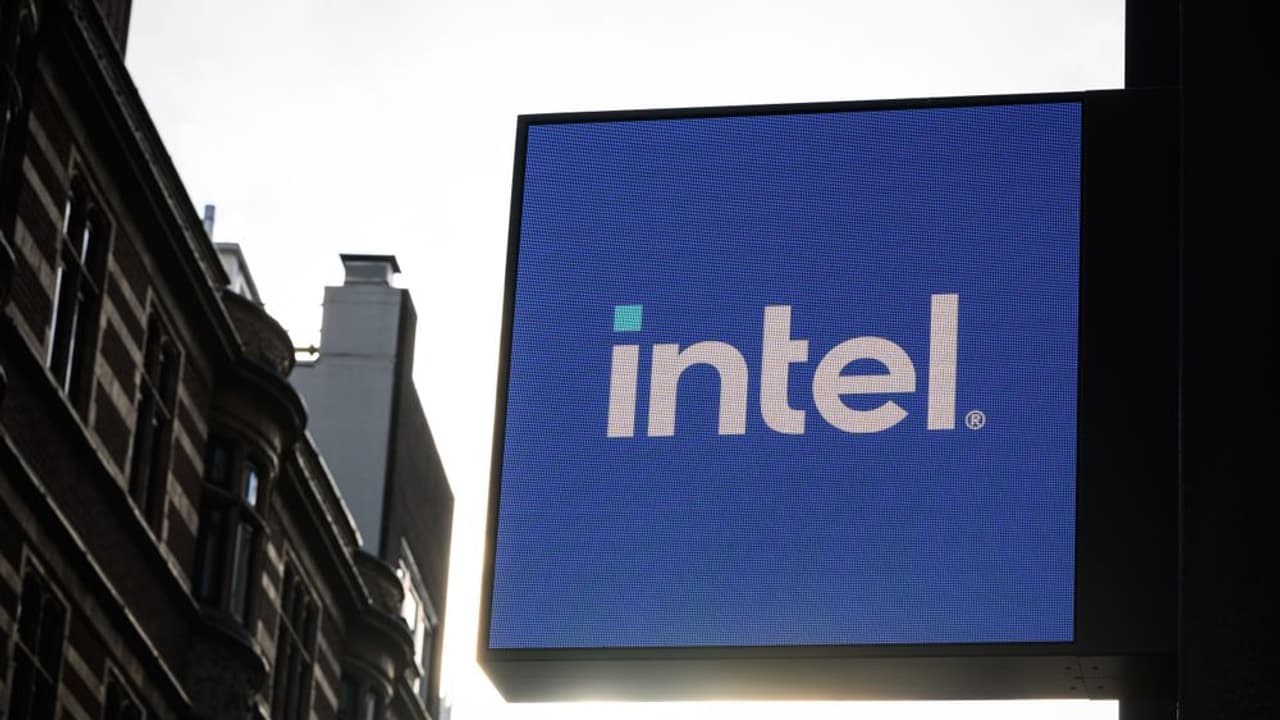Intel’s New CEO Reportedly Has A Year For Turnaround With Buyout Deals Off the Table – Retail Backs Him, But Not the Stock Intel’s New CEO Reportedly Has A Year For Turnaround With Buyout Deals Off the Table – Retail Backs Him, But Not the Stock