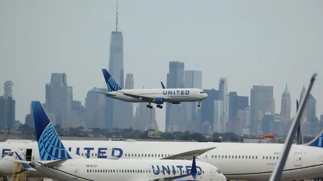 United Airlines Stock Soars Pre Market After Upbeat Q4 Earnings, Projections: Retail Sentiment Hits Year High United Airlines Stock Soars Pre Market After Upbeat Q4 Earnings, Projections: Retail Sentiment Hits Year High