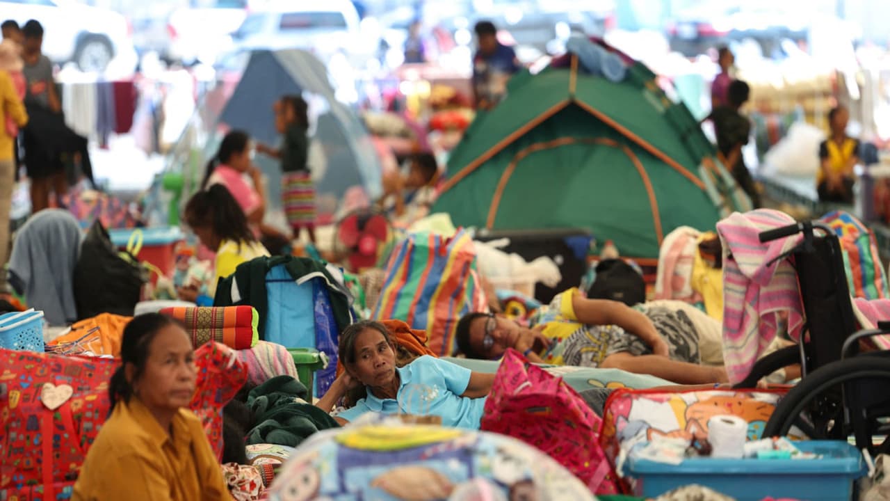 Displaced people gather inside a temporary shelter amid deadly clashes between Thailand and Cambodia along a disputed border area, in Buriram province, Thailand, December 9, 2025. (Photo/REUTERS) Displaced people gather inside a temporary shelter amid deadly clashes between Thailand and Cambodia along a disputed border area, in Buriram province, Thailand, December 9, 2025. (Photo/REUTERS)
