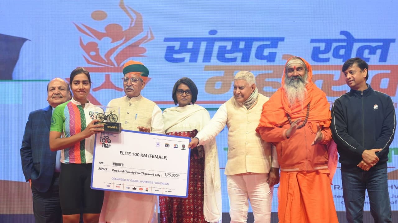 Prize distribution ceremony (Photo: Tour de Thar by the Cycling Federation of India and Vedanta Ltd.)