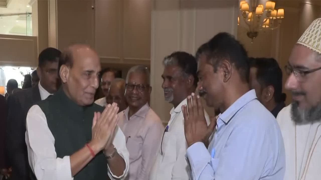 Defence Minister Rajnath Singh warmly received by Indian diaspora in Colombo (Photo/ANI) Defence Minister Rajnath Singh warmly received by Indian diaspora in Colombo (Photo/ANI)