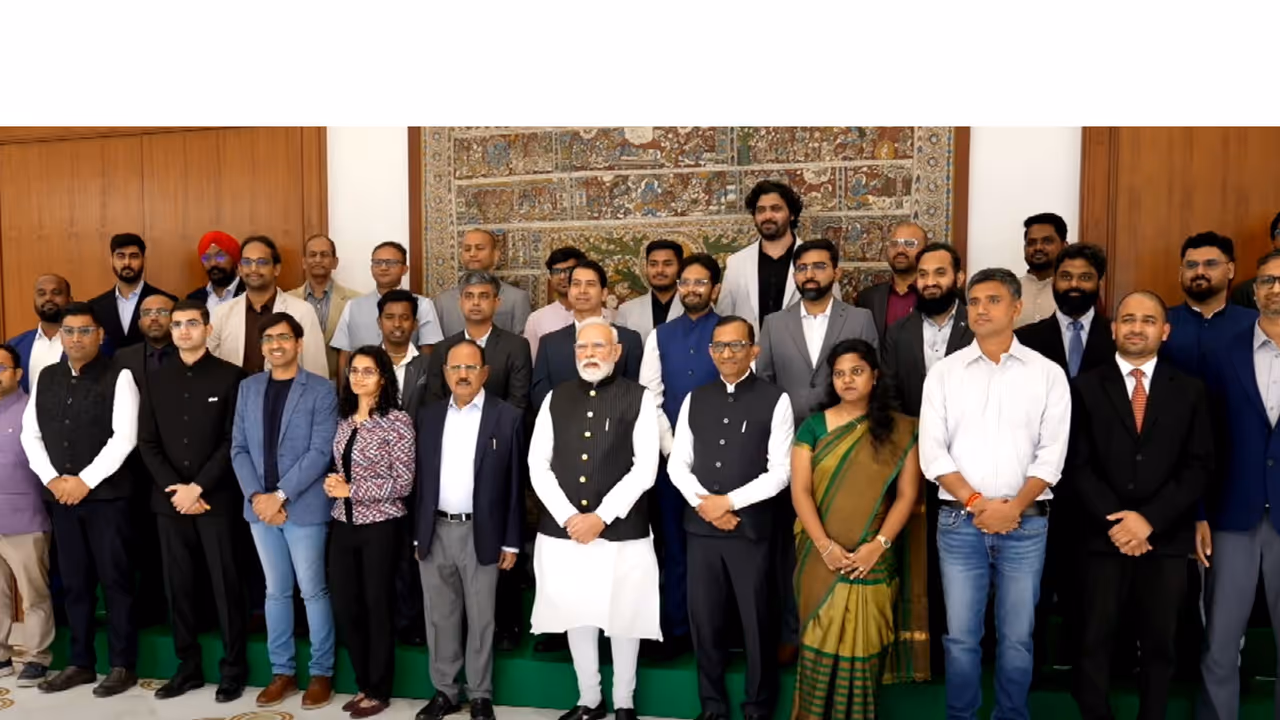 Prime Minister Narendra Modi with participants in the meeting (Photo/@PMO) Prime Minister Narendra Modi with participants in the meeting (Photo/@PMO)