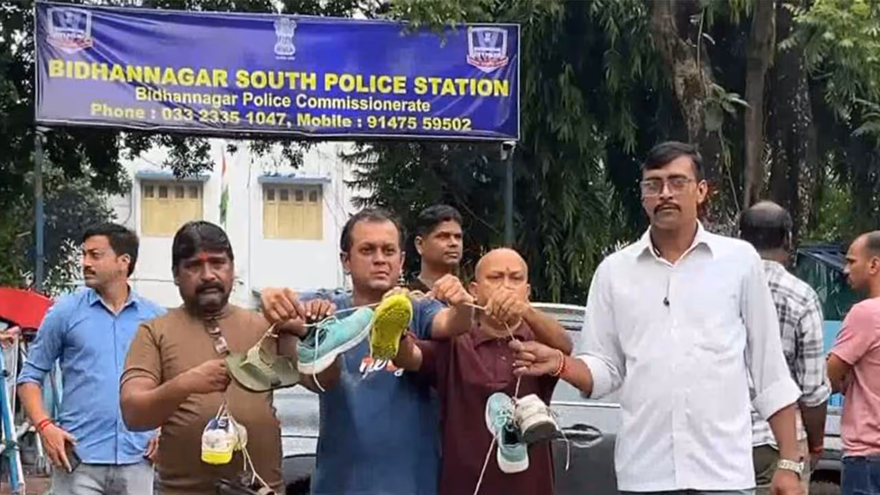 Football fans gather outside Bidhannagar South Police Station (Photo/ANI) Football fans gather outside Bidhannagar South Police Station (Photo/ANI)
