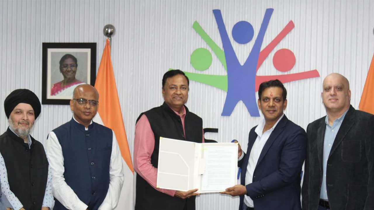 EaseMyTrip representatives with NSDC officials (Photo/EaseMyTrip) EaseMyTrip representatives with NSDC officials (Photo/EaseMyTrip)