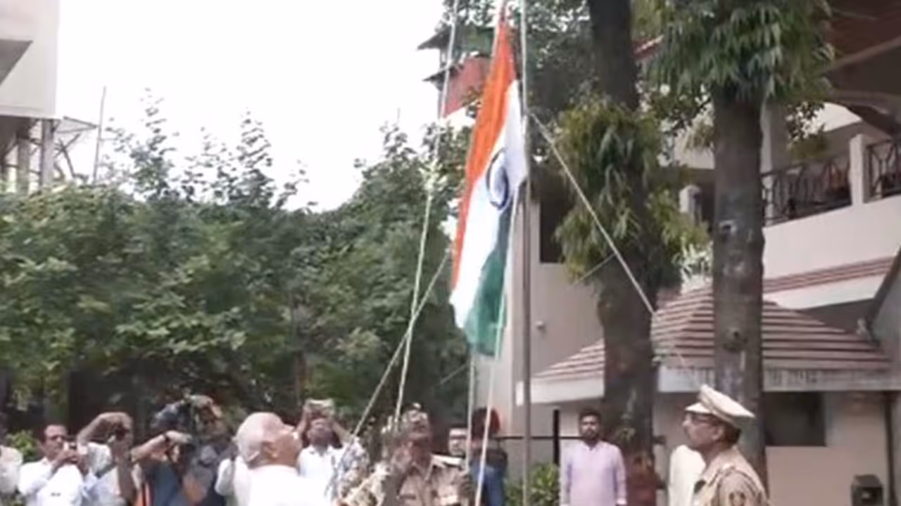 Mohan Bhagwat hoists National Flag at RSS headquarters (Photo/ANI) Mohan Bhagwat hoists National Flag at RSS headquarters (Photo/ANI)