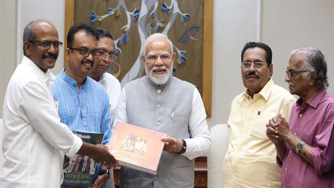 Prime Minister Narendra Modi with Malayali litterateurs (Photo/X@narendramodi) Prime Minister Narendra Modi with Malayali litterateurs (Photo/X@narendramodi)