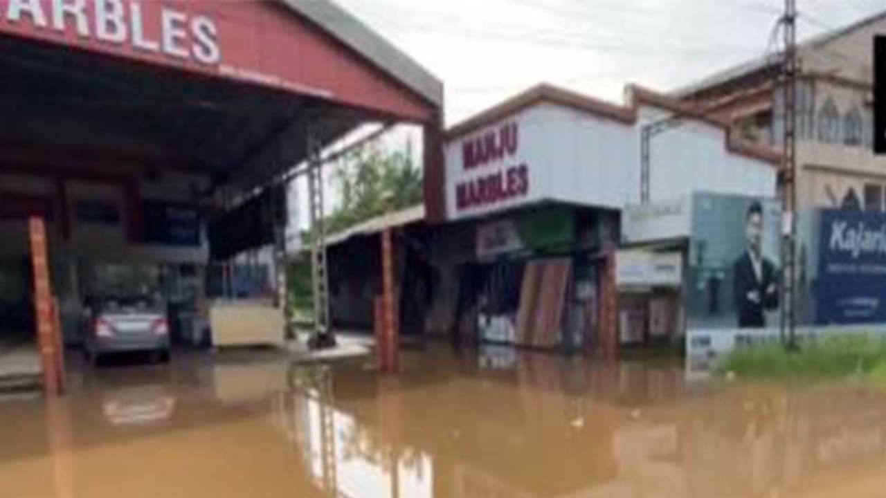 Heavy rainfall continues to lash Keralam's Kottayam district (Photo/ANI) Heavy rainfall continues to lash Keralam's Kottayam district (Photo/ANI)