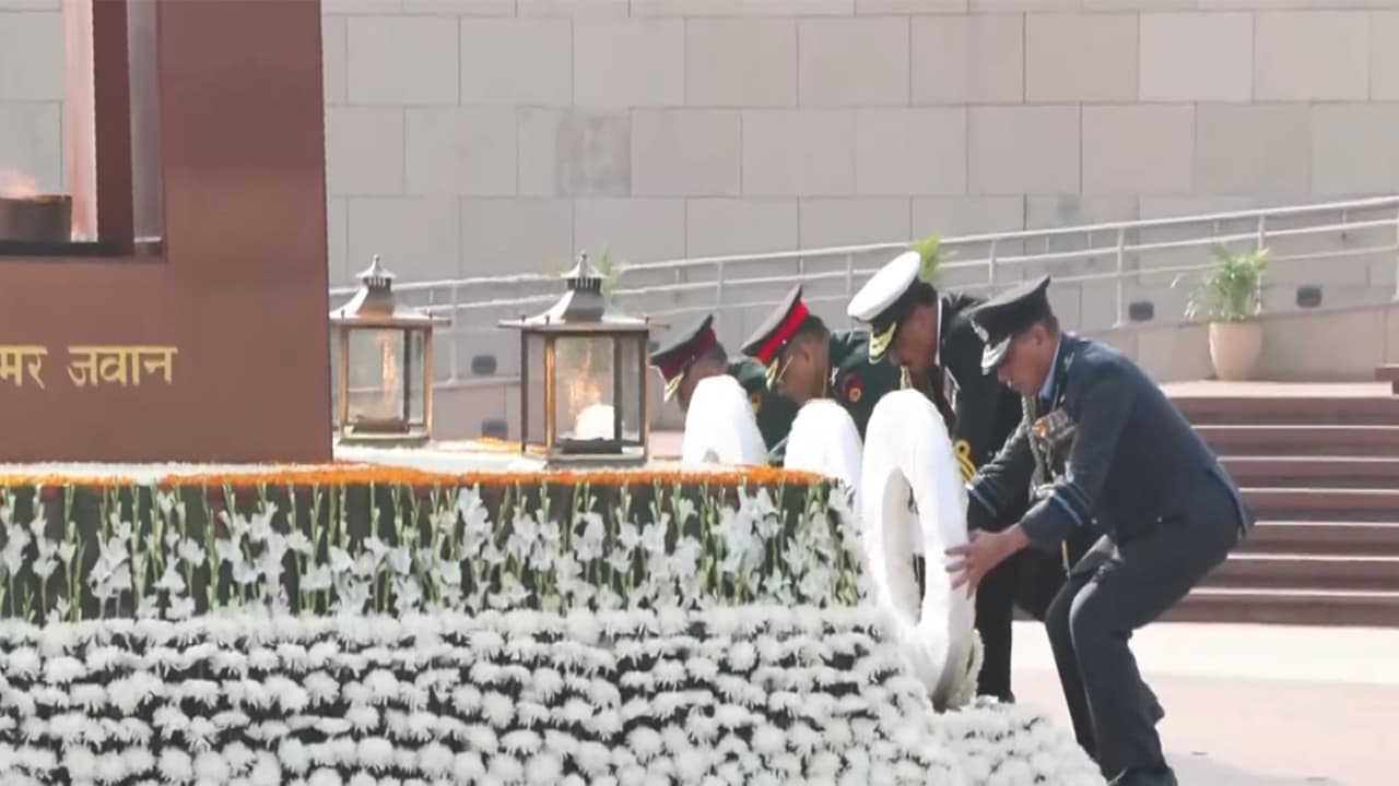 CDS General Anil Chauhan lays a wreath at National War Memorial on Navy Day (Photo/ANI) CDS General Anil Chauhan lays a wreath at National War Memorial on Navy Day (Photo/ANI)