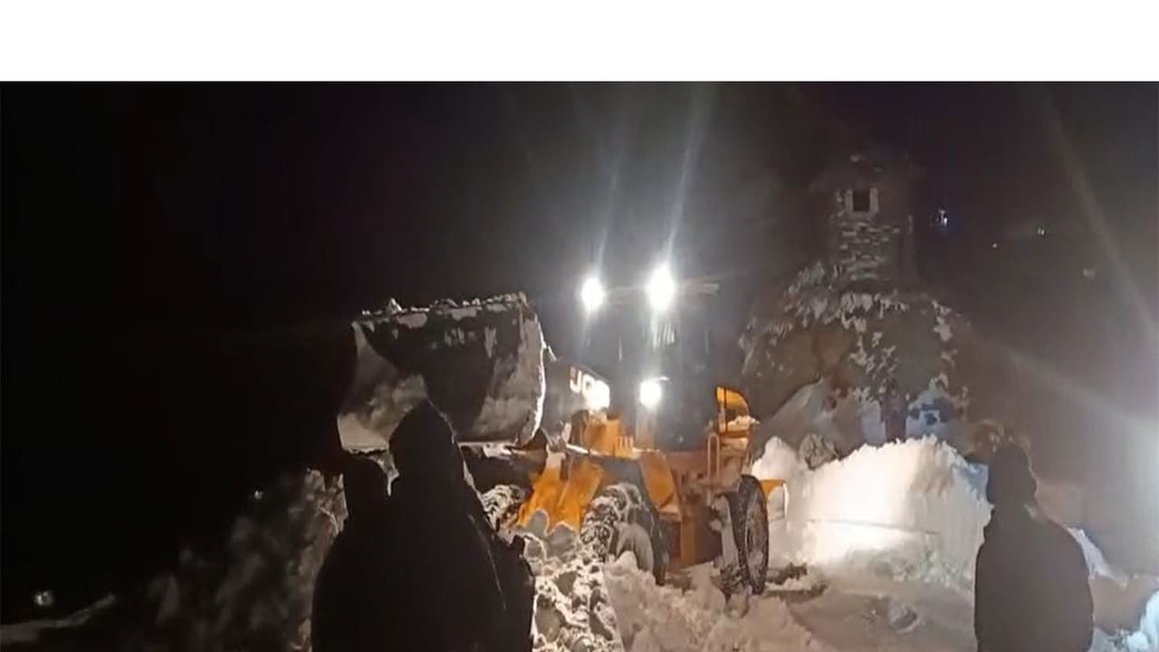 Border Roads Task Force carries out a high altitude rescue and road restoration operation at Chatergala Pass, JK (Photo/PIB) Border Roads Task Force carries out a high altitude rescue and road restoration operation at Chatergala Pass, JK (Photo/PIB)