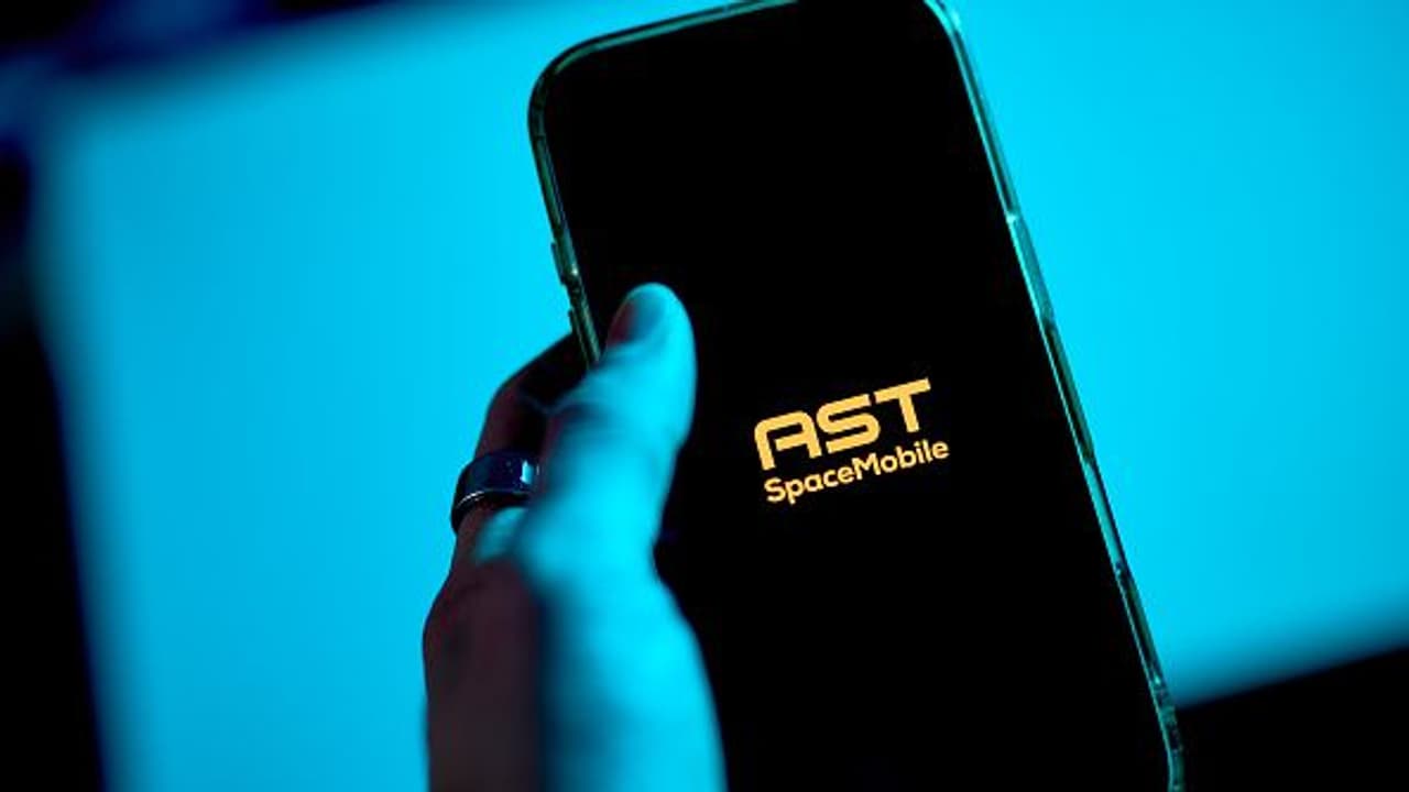 https://stocktwits.com/news articles/markets/equity/ast space mobile targets year end service in 5 markets as us rollout advances/cZxqwwSRBuw https://stocktwits.com/news articles/markets/equity/ast space mobile targets year end service in 5 markets as us rollout advances/cZxqwwSRBuw