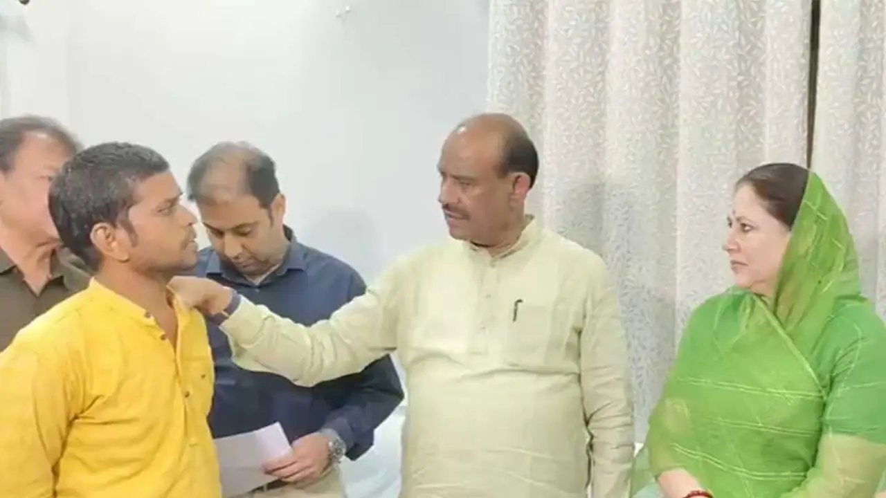 Lok Sabha Speaker Om Birla handed 5 lakh aid to kin of deceased (Photo/ANI) Lok Sabha Speaker Om Birla handed 5 lakh aid to kin of deceased (Photo/ANI)