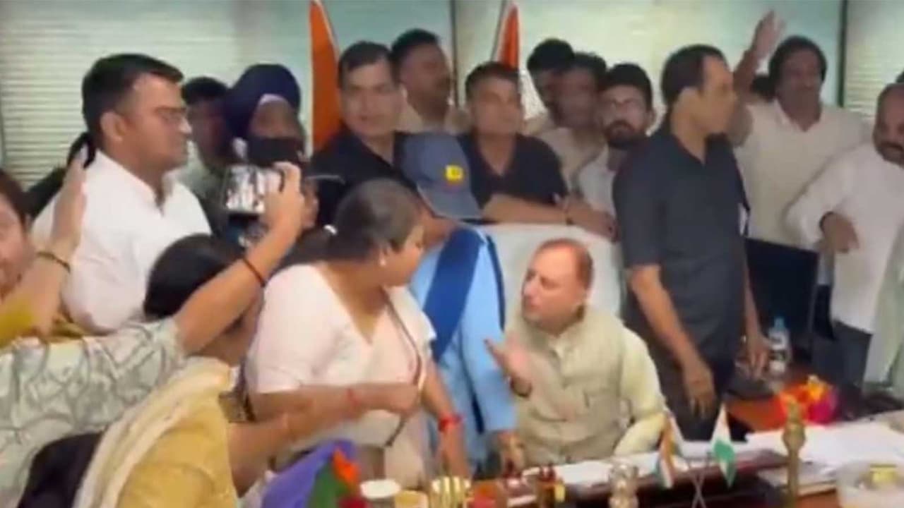 Ruckus by AAP Councillors at Mayor's Office after Chairman and Deputy Chairman of the Municipal Corporation of Delhi’s special committees (Photo/ ANI) Ruckus by AAP Councillors at Mayor's Office after Chairman and Deputy Chairman of the Municipal Corporation of Delhi’s special committees (Photo/ ANI)