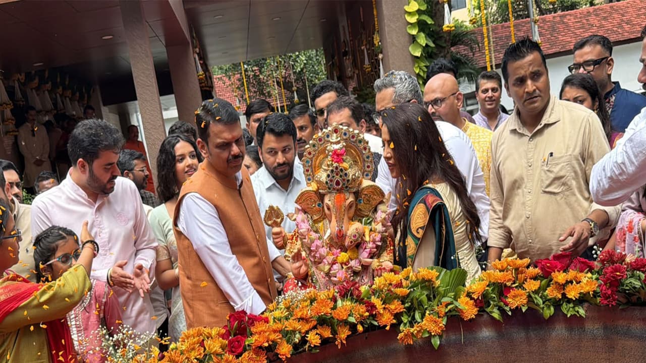 CM Fadnavis with wife Amruta Fadnavis performing Ganesh immersion (Photo/ANI) CM Fadnavis with wife Amruta Fadnavis performing Ganesh immersion (Photo/ANI)