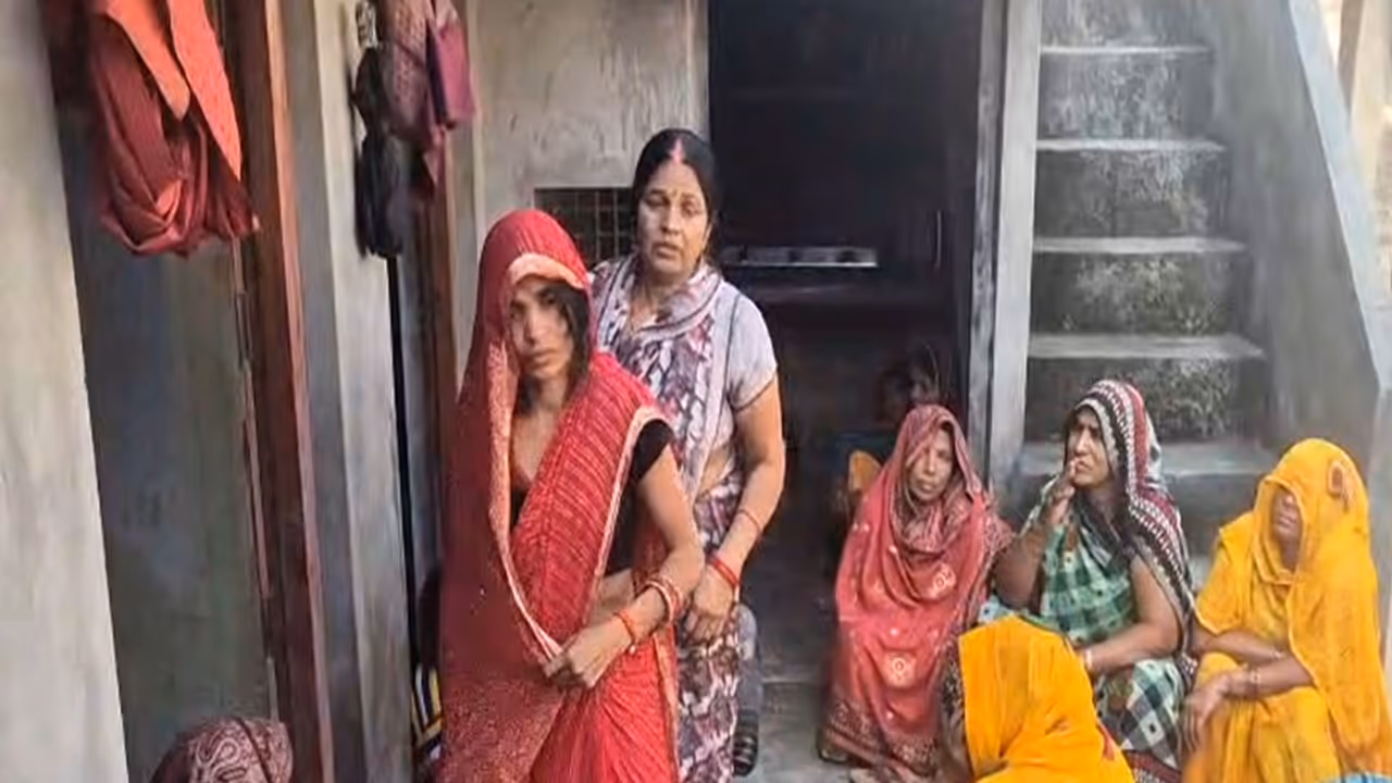 Dinesh Mishra's family mourning his death in Delhi Red Fort blast. (Photo/ANI) Dinesh Mishra's family mourning his death in Delhi Red Fort blast. (Photo/ANI)