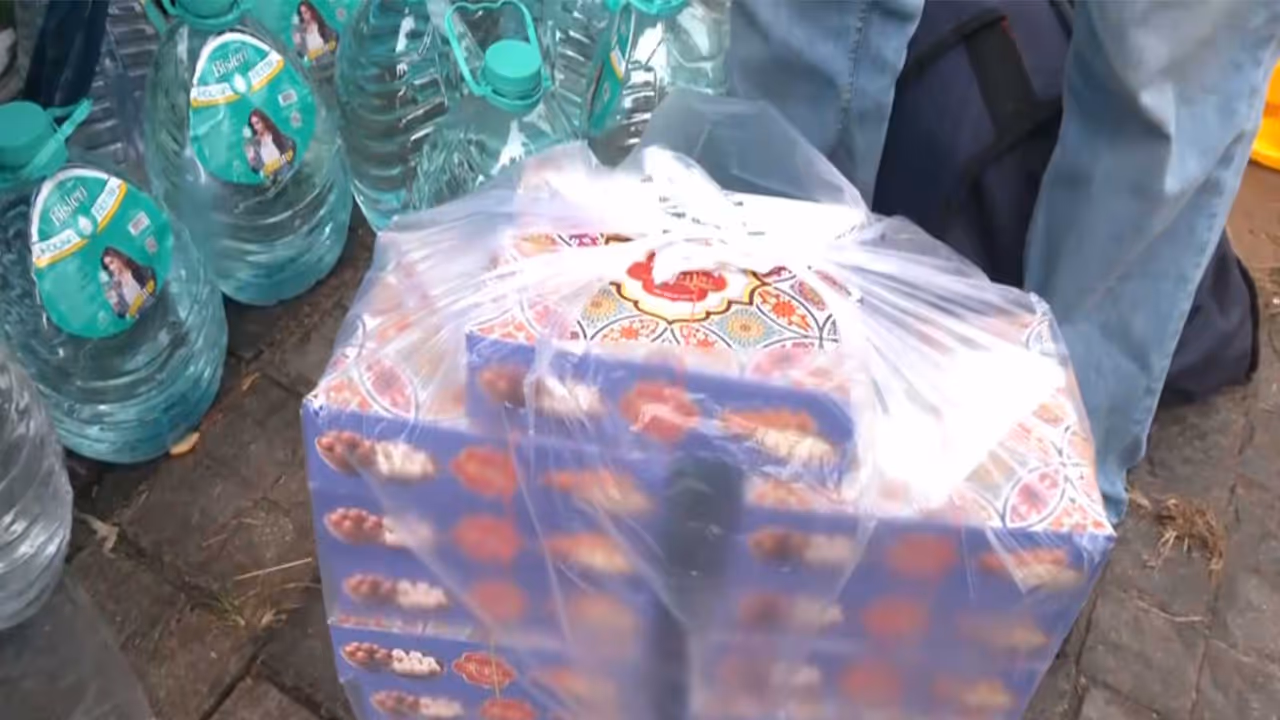 Refreshments sent to student protestors at Jaipal Singh Stadium (Photo/ANI) Refreshments sent to student protestors at Jaipal Singh Stadium (Photo/ANI)