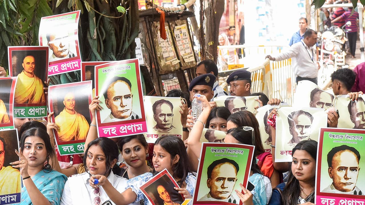 People hold a poster of Ishwar Chandra Vidyasagar (File Photo/ANI) People hold a poster of Ishwar Chandra Vidyasagar (File Photo/ANI)
