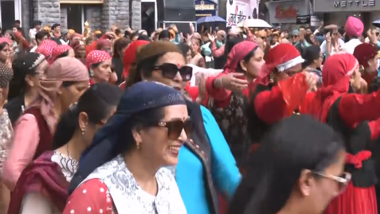 Women perform Maha Nati in Shimla (Picture/ANI) Women perform Maha Nati in Shimla (Picture/ANI)