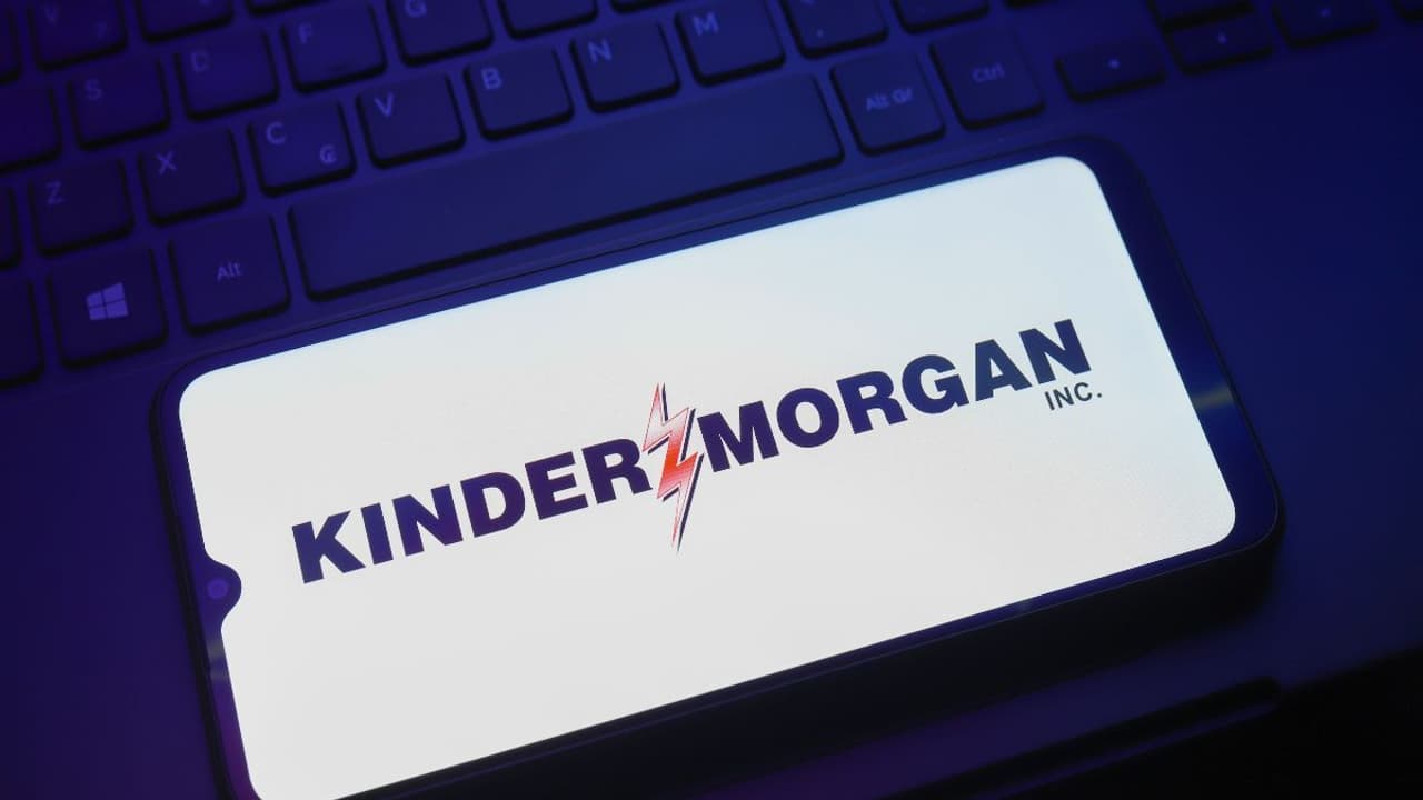 Kinder Morgan Stock Rises On $640M Deal To Buy Natural Gas Processing System In North Dakota: Retail Sentiment Soars To Year High