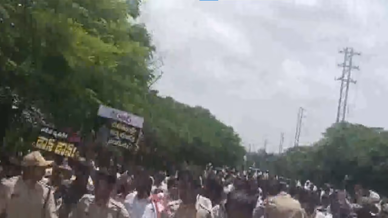 Congress workers protest outside KCR’s residence over remarks against Assembly Speaker (Photo: BRS Office) Congress workers protest outside KCR’s residence over remarks against Assembly Speaker (Photo: BRS Office)