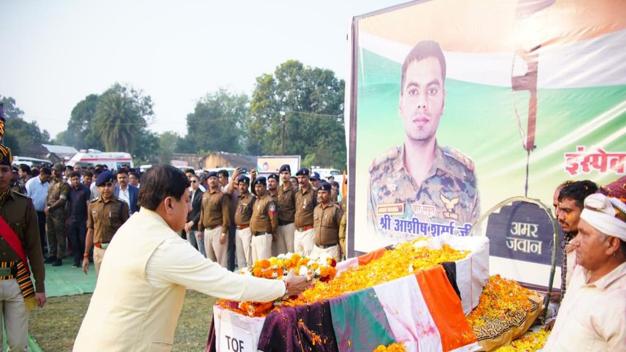 MP CM Mohan Yadav is paying tribute to late Inspector Ashish Sharma (Photo/CMO) MP CM Mohan Yadav is paying tribute to late Inspector Ashish Sharma (Photo/CMO)