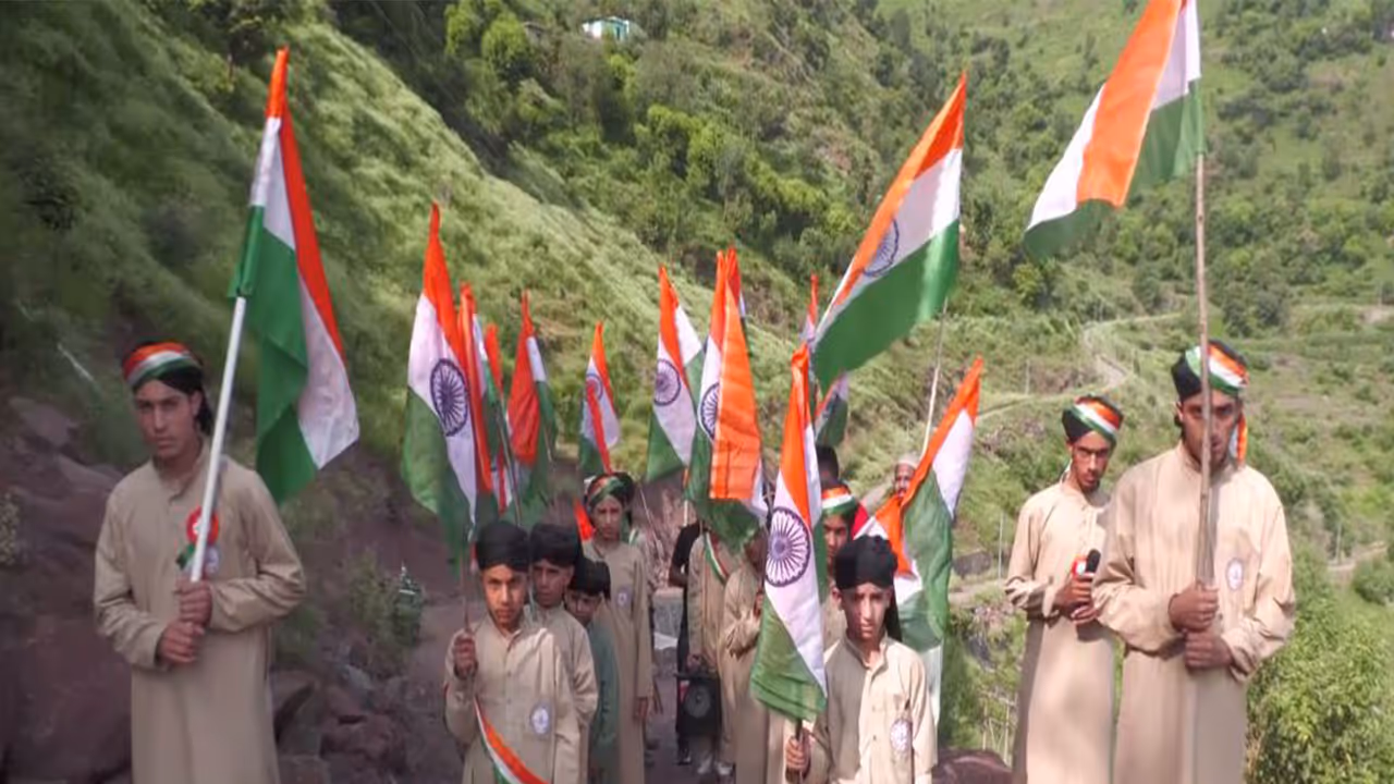 Madarsa Nizamia students sead 'Har Ghar Tiranga' rally (Photo/ANI) Madarsa Nizamia students sead 'Har Ghar Tiranga' rally (Photo/ANI)