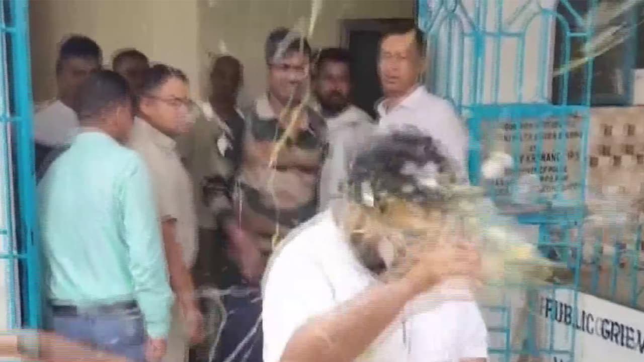 Visual of Trinamool youth leader Soumitra Banerjee attacked with eggs (Photo/ANI) Visual of Trinamool youth leader Soumitra Banerjee attacked with eggs (Photo/ANI)