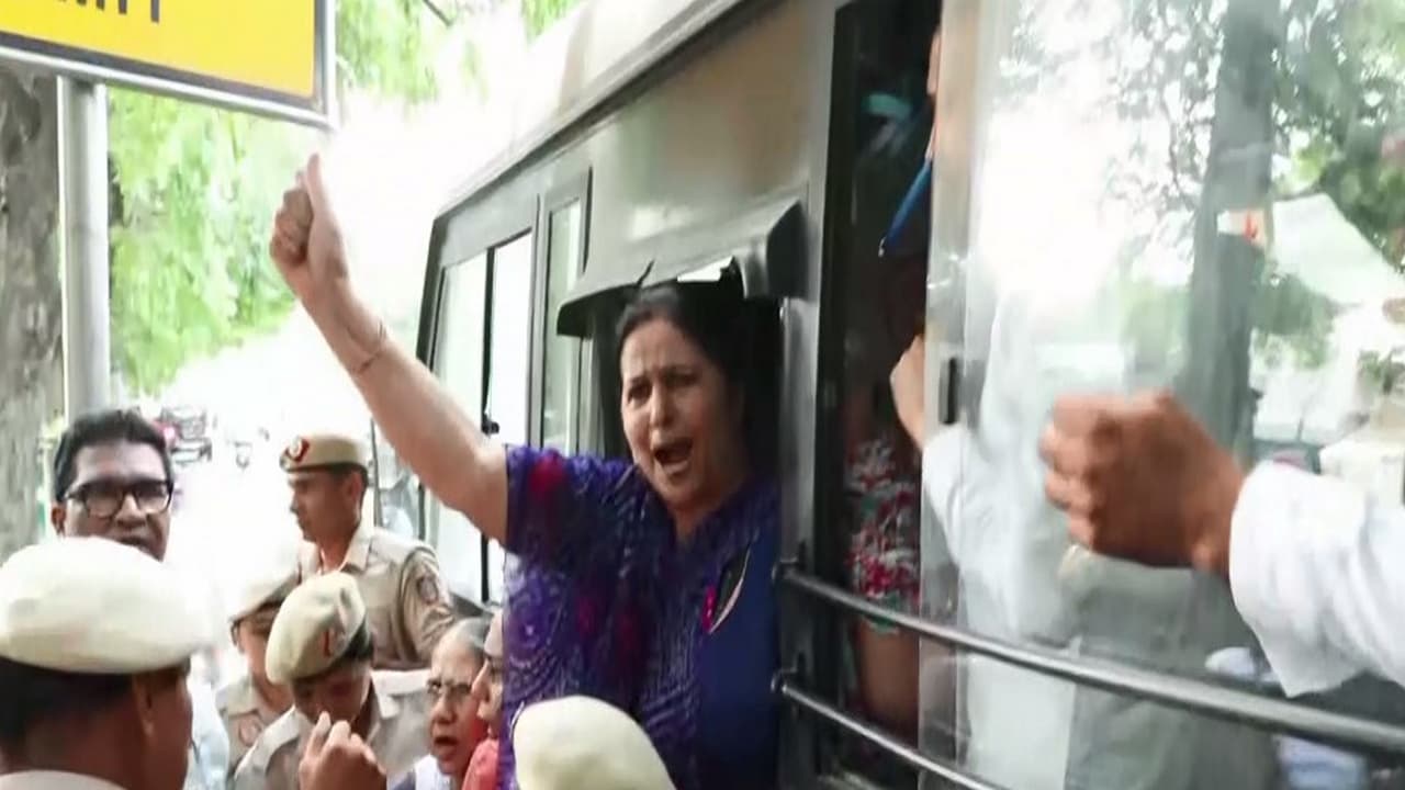 Rajiv Gandhi Panchayati Raj Sangathan workers getting detained (Photo/ANI) Rajiv Gandhi Panchayati Raj Sangathan workers getting detained (Photo/ANI)