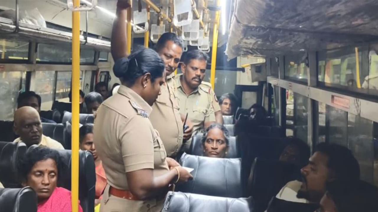 Police conduct intensive vehicle checks in Theni following the escape of undertrial prisoners from Theni sub jail (Photo/ANI) Police conduct intensive vehicle checks in Theni following the escape of undertrial prisoners from Theni sub jail (Photo/ANI)