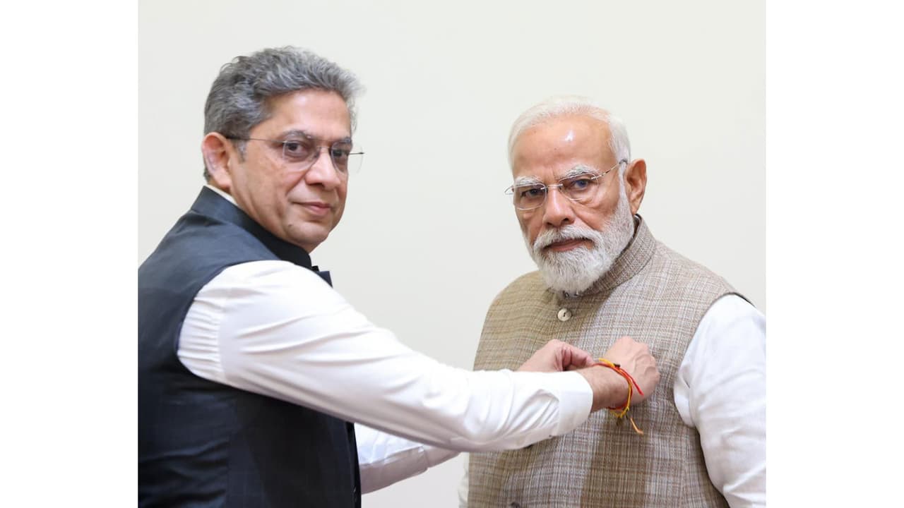 PM Narendra Modi receives Merchant Navy miniature flag (Photo/MOPSW) PM Narendra Modi receives Merchant Navy miniature flag (Photo/MOPSW)