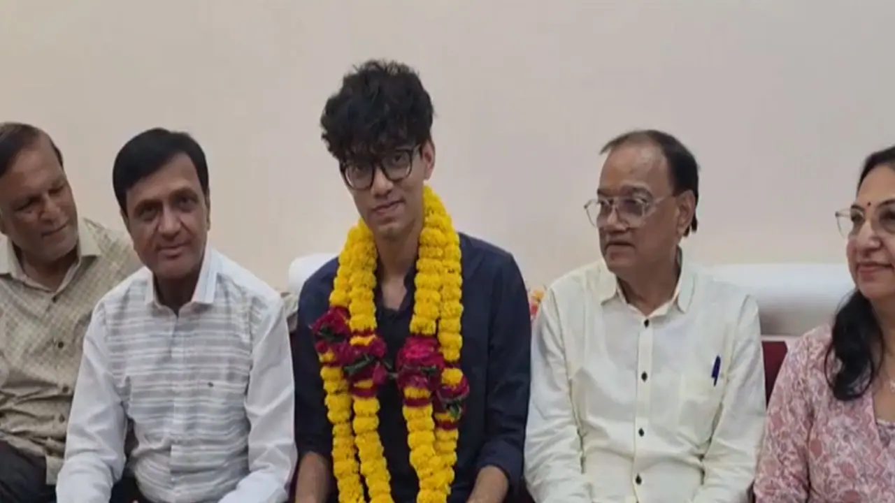 Kovid Gangrade received a warm homecoming in MP's Khandwa (Photo/ANI) Kovid Gangrade received a warm homecoming in MP's Khandwa (Photo/ANI)
